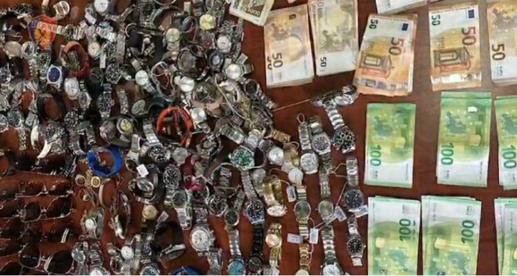 Shisnin pa fatura orë dhe aksesorë diamanti, në pranga 2 persona