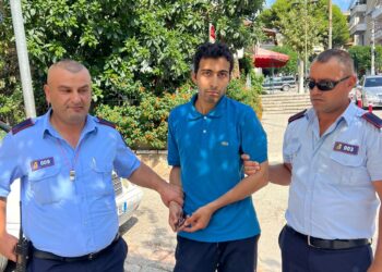 I rrëmbeu çantën me lekë kambistit dhe iku me vrap, kapet pakistanezi