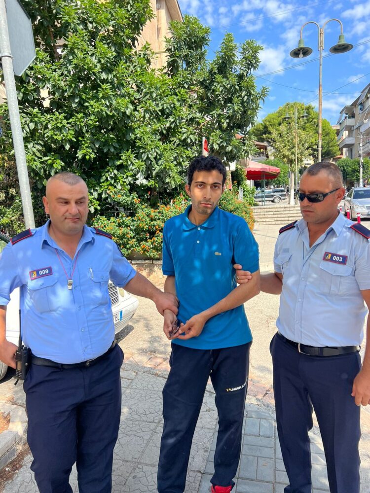 I rrëmbeu çantën me lekë kambistit dhe iku me vrap, kapet pakistanezi