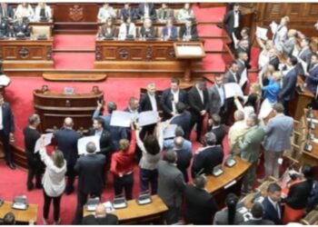 Kaos në parlamentin e Serbisë (VIDEO)