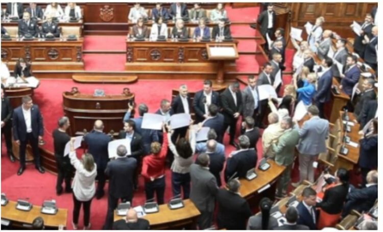 Kaos në parlamentin e Serbisë (VIDEO)