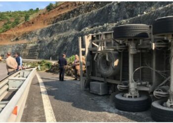 Përmbyset kamioni në Lezhë, plagoset shoferi