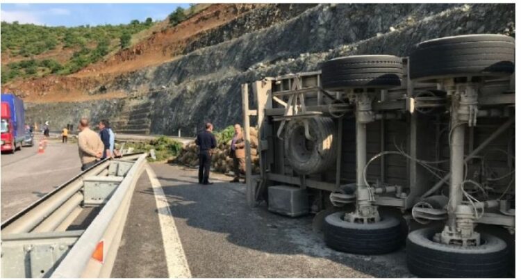 Përmbyset kamioni në Lezhë, plagoset shoferi