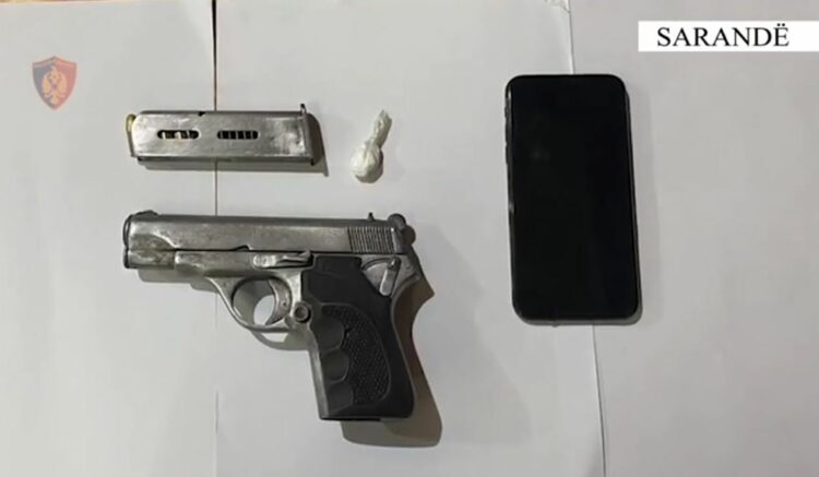 Kapet me pistoletë në banesë, arrestohet 18-vjeçari