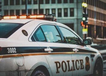 U ndalua për kontroll, shoferi i jep gaz makinës, merr zvarrë policin (VIDEO)