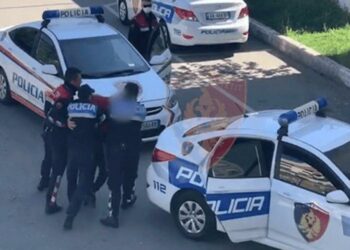 Godet policin, arrestohet në flagrancë 31-vjeçari në Tiranë