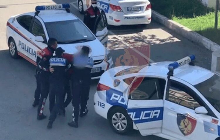 Godet policin, arrestohet në flagrancë 31-vjeçari në Tiranë
