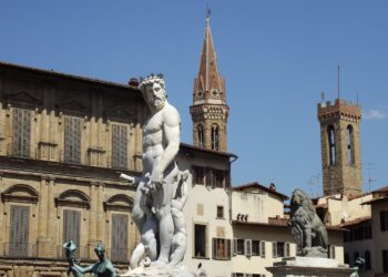 Gjobitet turisti në Firence, dëmtoi statujën e Poseidonit për selfie