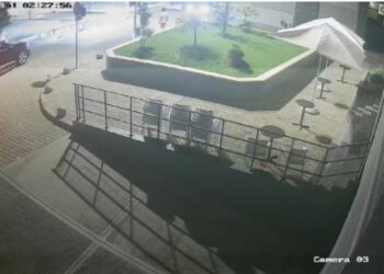 Policit iu zu pritë në mesnatë, u godit me shkopa bejzbolli (Detajet)