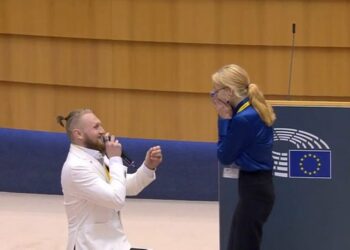 Për herë të parë, i propozon për martesë brenda Parlamentit Europian