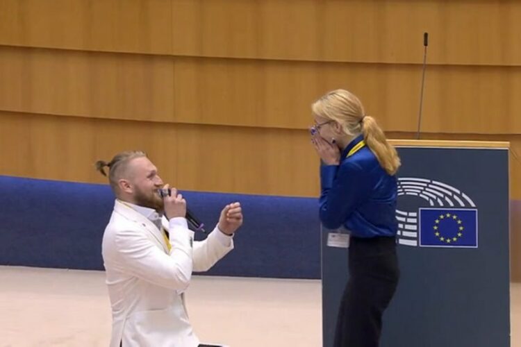 Për herë të parë, i propozon për martesë brenda Parlamentit Europian