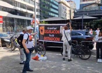 Ekstradimi i Goxhajt, mbështetësit e tij protestojnë para Gjykatës