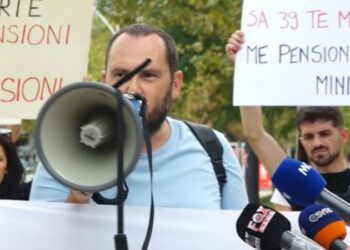 Lëvizja “Bashkë” proteston para kuvendit: Miratoni minimumin jetik