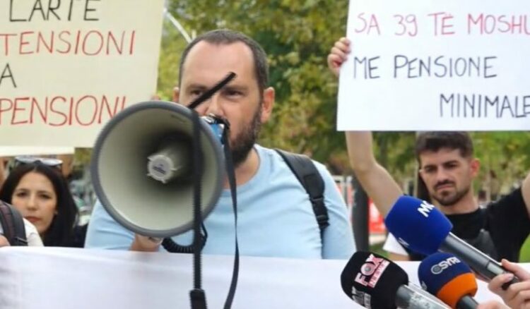 Lëvizja “Bashkë” proteston para kuvendit: Miratoni minimumin jetik