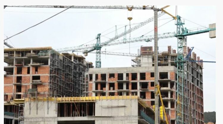 E rëndë në Tiranë, 26-vjeçari bie nga lartësia kur po punonte