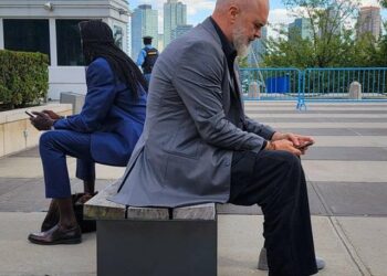 Rama ndan foton nga oborri i OKB: Një nga seancat më të rëndësishme të dekadës së fundit