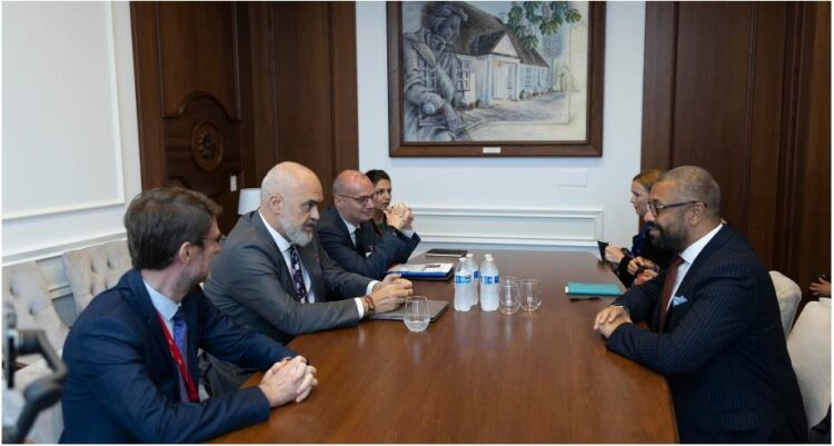 Rama takohet në New York me ministrin e Jashtëm britanik