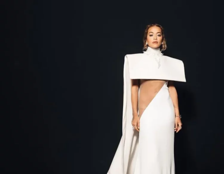 Rita Ora me pamje mbresëlënëse në Itali, dhe një puthje me partnerin