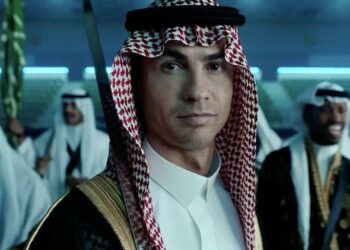 Cristiano  Ronaldo shfaqet i veshur me kostumin tradicional arab