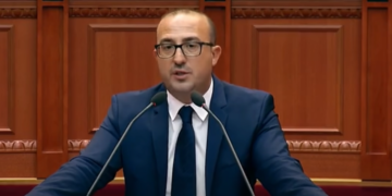 Korreshi ironizon Nikollën: Jam vetëshpallur kryetar, dua të heq…