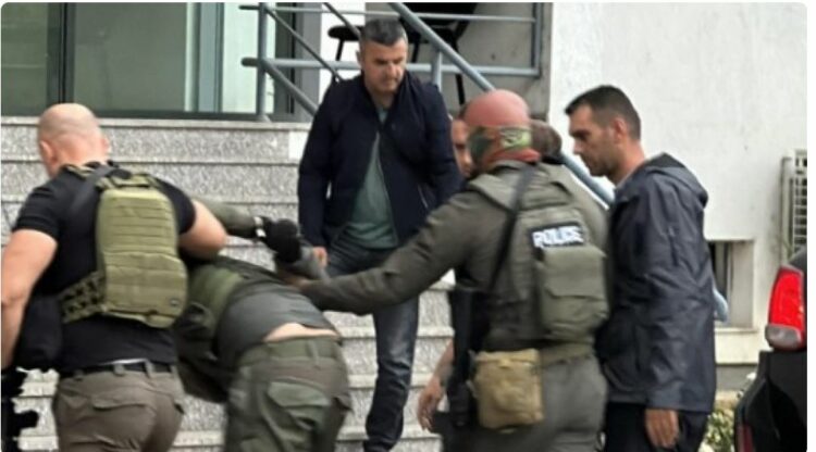 Serbi i arrestuar në Veri dërgohet në komisariat (VIDEO)