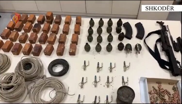 Drogë dhe kallëpe tritoli në banesë, kapet 68 vjeçari në Shkodër