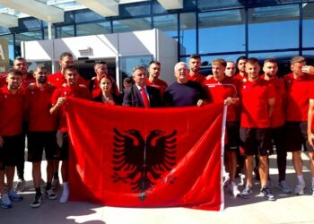 Shqipëria mbërrin në Pragë, gripi stopon mesfushorin