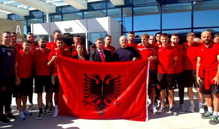 Shqipëria mbërrin në Pragë, gripi stopon mesfushorin