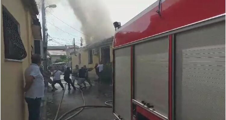 Përfshihet nga zjarri një shtëpi banimi në Shkodër, panik te banorët