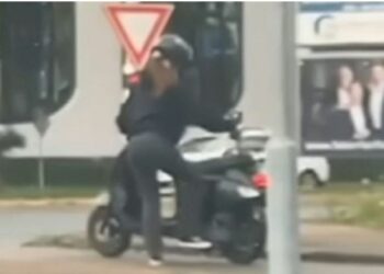 Ja si përpiqet ta ndezë skuterin kjo vajzë