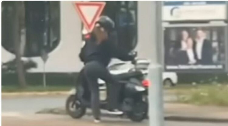 Ja si përpiqet ta ndezë skuterin kjo vajzë