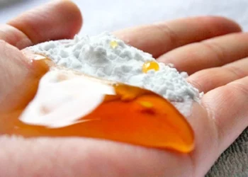 Mjaltë me sodë buke, kura plot përfitime për stomakun dhe mëlçinë