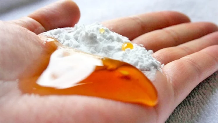 Mjaltë me sodë buke, kura plot përfitime për stomakun dhe mëlçinë