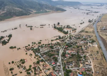 Greqia nën pushtetin e ujit, Mitsotakis viziton zonat e përmbytura