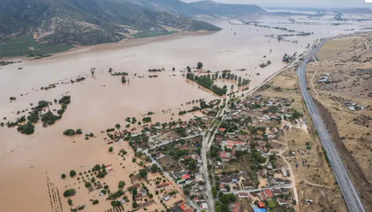 Greqia nën pushtetin e ujit, Mitsotakis viziton zonat e përmbytura