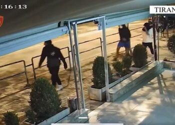 Qarkullonin të armatosur, arrestohen dy adoleshentë në Tiranë