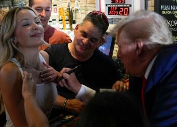 VIDEO/ Trump shpërndan pica dhe autografe për mbështetësit e tij