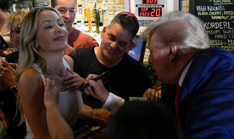 VIDEO/ Trump shpërndan pica dhe autografe për mbështetësit e tij