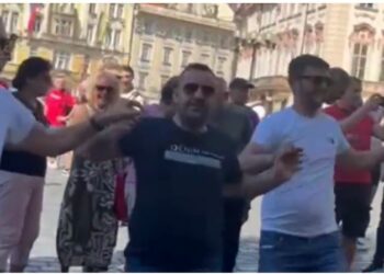 Shqiptarët ia marrin valles në sheshin e Pragës