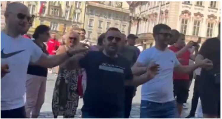 Shqiptarët ia marrin valles në sheshin e Pragës