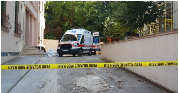 Hidhet nga kati i pestë i pallatit 45-vjeçarja në Tiranë