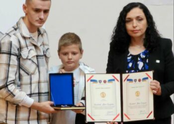 Osmani nderon me medaljen “Heroi i Kosovës” policin Afrim Bunjaku