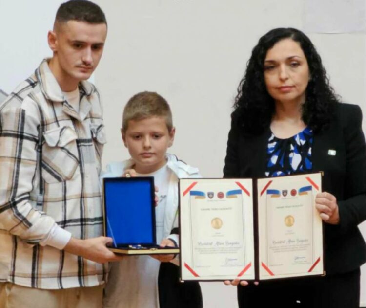 Osmani nderon me medaljen “Heroi i Kosovës” policin Afrim Bunjaku