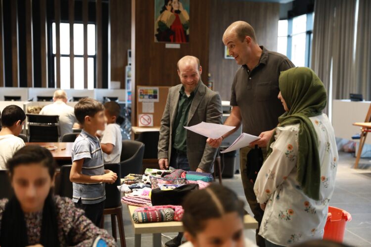 Wisner viziton Shëngjinin dhe afganët në pritje të tranzitit për SHBA