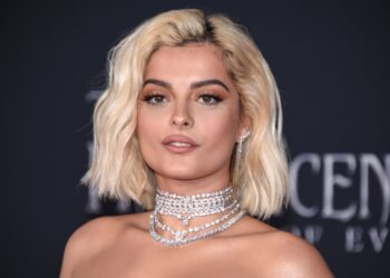 Bebe Rexha puthet në buzë me një këngëtare, dalin fotot