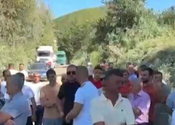Protesta në Zall Herr, banorët nuk i dërgojnë fëmijët në shkollë