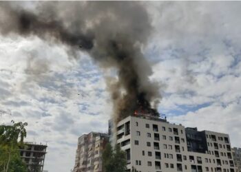 FOTO/ Përfshihet nga flakët kati i fundit i një pallati në Tiranë