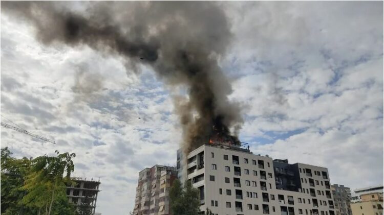 FOTO/ Përfshihet nga flakët kati i fundit i një pallati në Tiranë