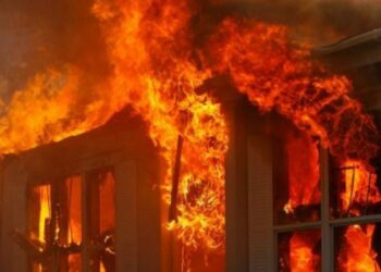 Ngjarje e rëndë/ Digjet shtëpia, i moshuari nuk arrin të dalë