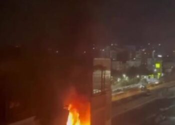 Përfshihet nga flakët kati i dhjetë i një pallati, evakuohen banorët